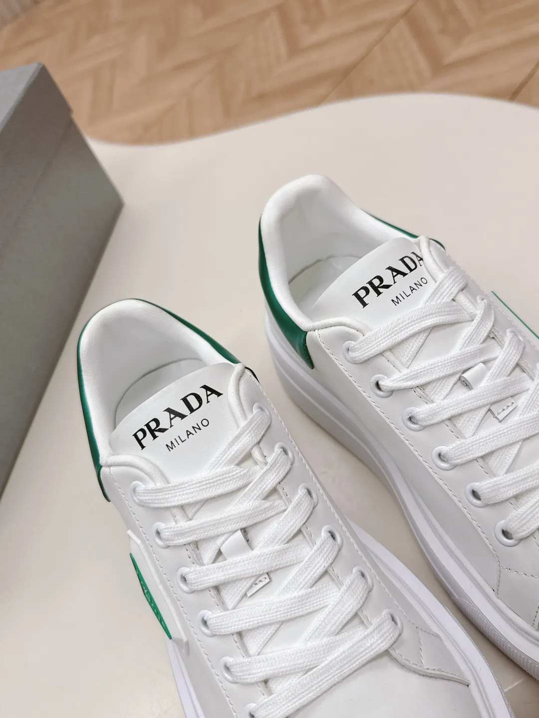 👟👟Ex-factory price 600👟👟 Prada 25ss new casual white shoes, couple style 👫 P fashion white shoes, re-released, high-quality shipments, elegant and generous, comfortable on the feet, super classic, super light and comfortable on the feet Fabric: silky cowhide Lining: water-dyed sheepskin lining + genuine leather foot sole: EVA outsole Code number: 35-45 (40 for women, 45 for men, customized)